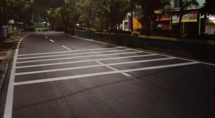 Terpasangnya marka jalan dan rumble strip atau garis kejut di jalan I Gusti Ngurah Rai, Bekasi Barat, Kota Bekasi, Senin (06/12/2021) lalu. (Foto/Ist)