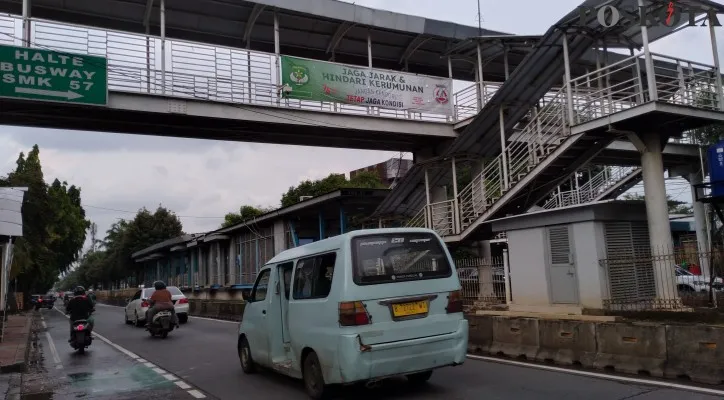 Jembatan Penyeberangan Orang (JPO) di halte bus TransJakarta SMK 57 Jakarta Selatan. (cr10)