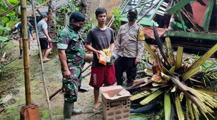 Nana saat menerima bantuan dari personil Bhabinkamtibmas dan Babinsa Bojong. (ist)