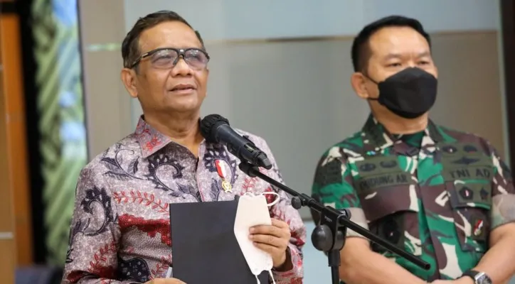 Menko Polhukam Mahfud MD  bersama  Kepala Staf Angkatan Darat (KSAD) Jendral TNI Dudung Abdurachman. (foto: ist)