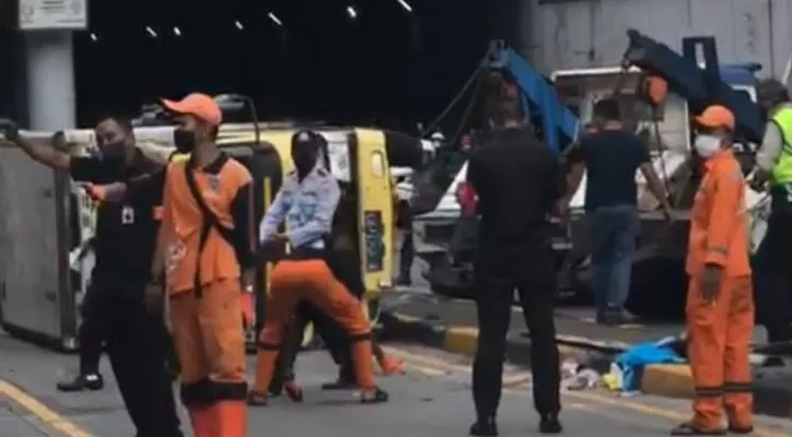 Sebuah truk terbalik di underpass Pondok Indah.