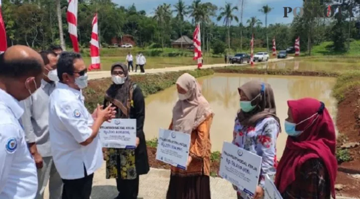 Penyerahan bantuan pinjaman modal usaha dari Menteri KKP Wahyu Trenggono untuk pelaku usaha perikanan di Lebak. (Foto: yusuf)