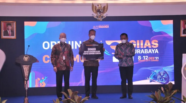 Menteri Perindustrian, Agus Gumiwang didampingi oleh Ketua Umum GAIKINDO, Yohannes Nangoi menyerahkan simbolis donasi kepada Plh.Sekretaris Daerah Provinsi Jawa Timur, Heru Tjahjono. (foto: gaikindo)