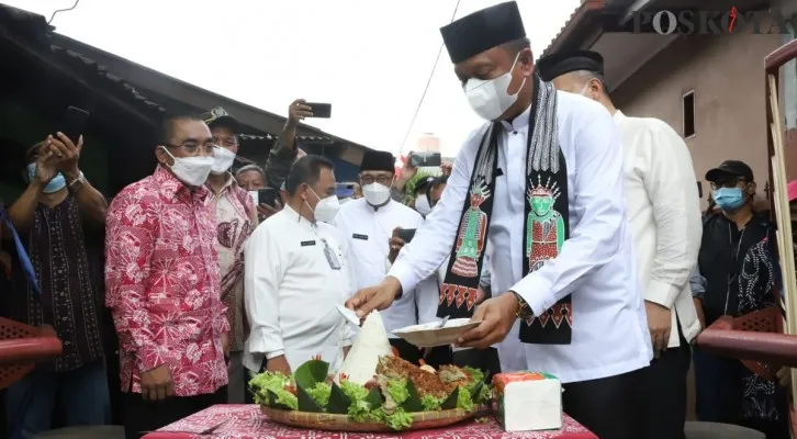 Walikota Jaksel Munjirin meresmikan di Jembatan Antar Kampung (JAK) di Jl. Mawar II, Bintaro, Jaksel, yang menguhubungkan perbatasan Kelurahan Rempoa, Tangsel. (adji)