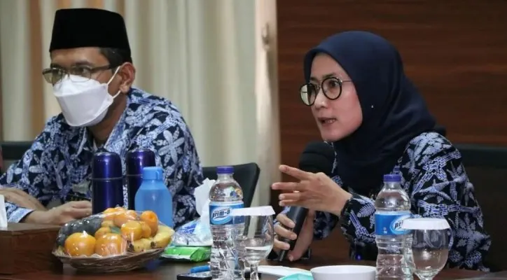 Bupati Lebak Iti Octavia Jayabaya mengunjungi para peserta MTQ XVII di Serang. (foto: ist)