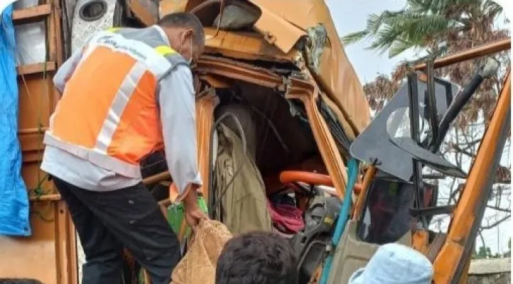 Evakuasi sopir truk angkutan yang terjepit badan kendaraan setelah menabrak truk di depannya. (ist)