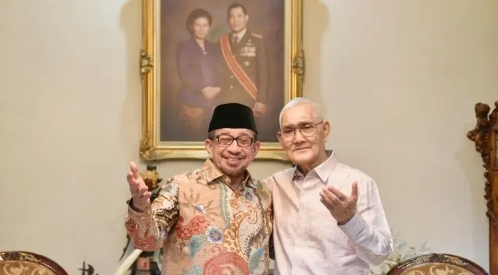 Ketua Majelis Syura PKS Salim Segaf Al Jufri saat bersilaturahmi dengan Wakil Presiden ke-6 RI Jenderal (Purn) TNI Try Sutrisno, di kediamannya, Jakarta, Senin (13/12/2021). (foto: ist)