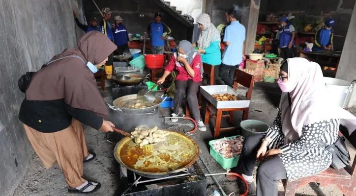 Kegiatan dapur umum untuk para korban letusan Gunung Semeru. (foto: dok BNPB)