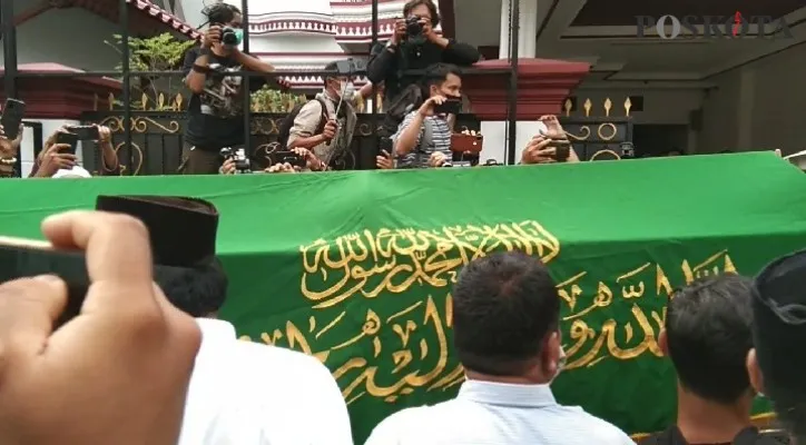 Jenazah Haji Lulung tiba di rumah duka. (foto: poskota/cr04)