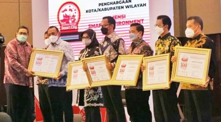 Wali Kota Cilegon Helldy Agustian saat menerima penghargaan dari Kemenkominfo di International Convention Exhibition (ICE). (ist)