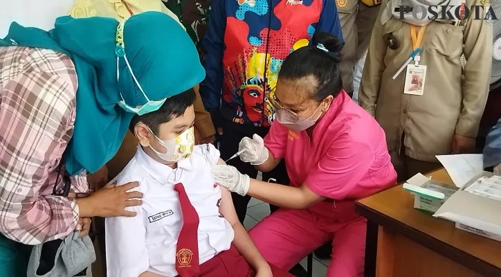 Seorang siswa sekolah dasar (SD), melakukan vaksinasi Covid-19 bagi usia 6-11 tahun. (foto: cr02)