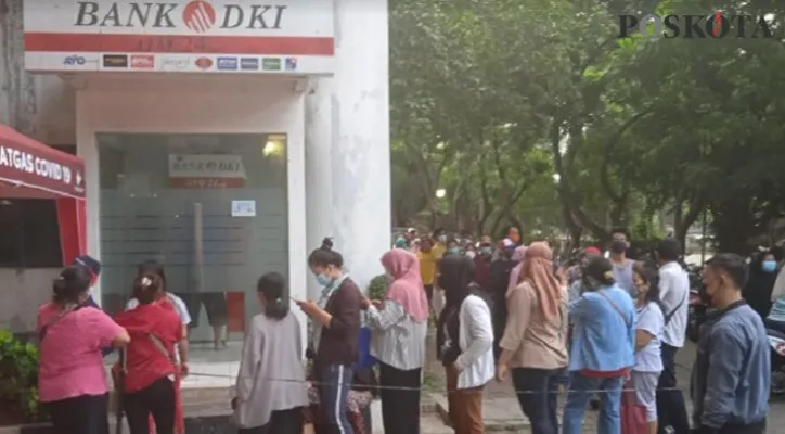 Foto: Warga Tanjung Priok, Jakarta Utara sedang mengantri di depan ATM Bank DKI untuk mencairkan dana bansos beberapa waktu lalu. (Dok. Poskota)