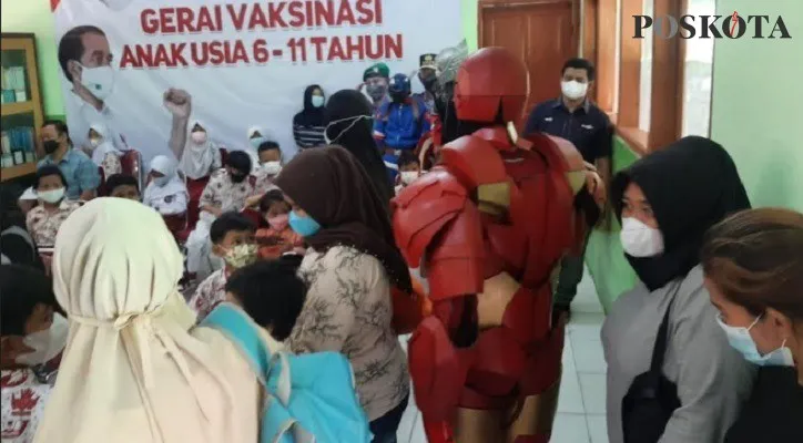 SDN 01 Pulo, Kebayoran Baru, Jaksel, menjalani vaksinasi Sinovac diramaikan dengan kehadiran The Avengers. (foto: adji)