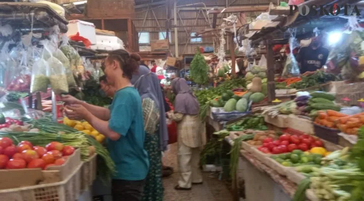 Pasca lebaran harga cabai merah keriting melonjak naik. (foto: poskota/yono)