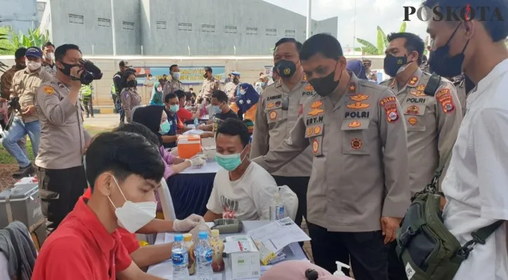 Wakapolda Brigjen Pol Ery Nursatari didampingi Dirlantas Kombes Pol Rudy Purnomo dan Kapolres Serang AKBP Yudha Satria saat meninjau vaksinasi di areal Samsat Kabupaten Serang. (foto: haryono)