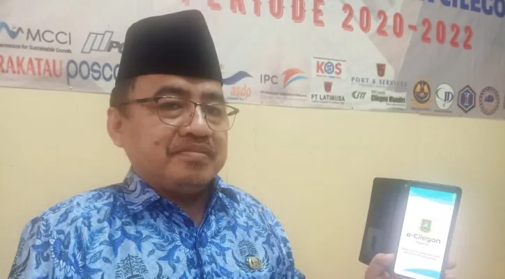 Kepala BKPP Kota Cilegon Jubaedi menunjukkan aplikasi E-Cilegon Presensi yang akan menunjang program absen pegawai melalui handphone. (ist)