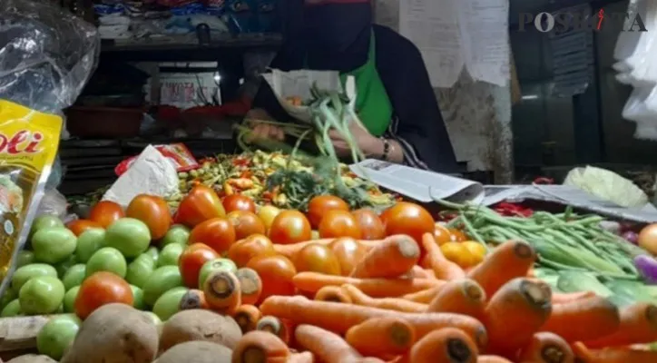 Harga cabai rawit merah di Pasar Slipi, Jakarta Barat mengalami kenaikan jelang hari raya Natal dan Tahun Baru 2022. (foto: Cr04)