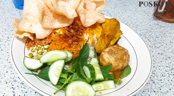 Menu Nasi Ulam andalan Warung Nasi Ulam & Nasi Uduk Ibu Yoyo di kawasan Karet Kuningan, Setiabudi, Jakarta Selatan. (foto: poskota/cr07)