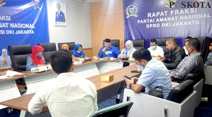 Sejumlah guru honorer menyampaikan aspirasi di ruang rapat Fraksi Partai Amanat Nasional (PAN) DPRD DKI Jakarta, Senin (20/12/2021). (foto: poskota/cahyono)