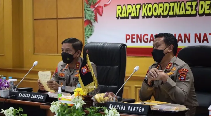 Kapolda Banten Irjen Pol Rudy Heriyanto dan Kapolda Lampung Irjen Pol Hendro Sugiatno saat rakor jelang Nataru. (foto: ist)