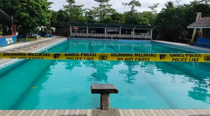 Penampakan kolam renang BIM Waterboom Rangkasbitung dipasang garis polisi. (foto: ist)