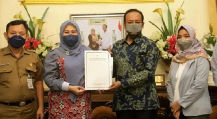 Ombudsman RI wilayah Banten menyampaikan hasil kajian pelayanan pemgaduan desa di Pandeglang. Kepala Ombudsman Banten bertemu Bupati Irna Narulita. (ist)