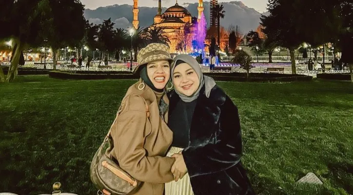 Aurel Hermansyah dan ibunda Atta Halilintar, Lenggogeni Faruk. (foto: instagram/@genifaruk)