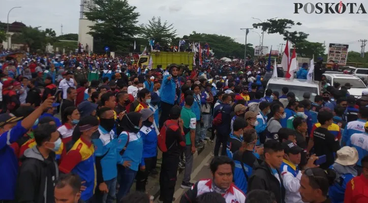 Efek Ruangannya Diduduki Buruh, Gubernur Banten Copot Kasatpol PP. (luthfi) 