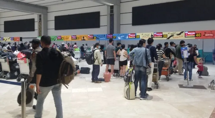 Situasi Terminal 2F, penumpang jasa penerbangan terlihat memadati Bandara Soekarno Hatta (Soetta). (foto: jehan)