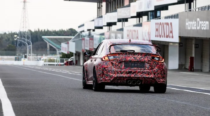 Pertama di dunia, Honda menghadirkan All New Honda Civic Type R Prototype di Tokyo Auto Salon 2022. (foto: honda)