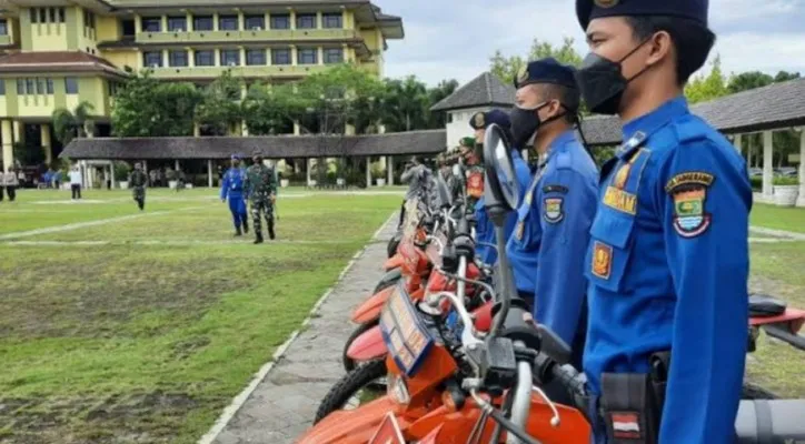 Anggota BPBD Kabupaten Tangerang saat mengikuti apel siaga bencana. (foto: dok. poskota)