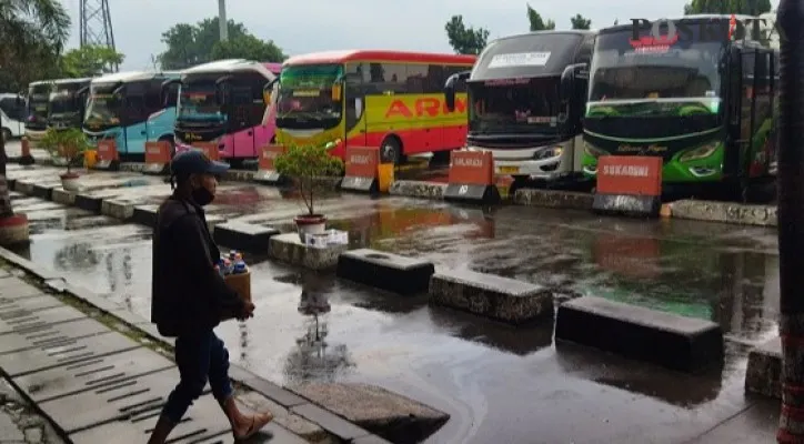 Deretan Bus AKAP di Terminal Kampung Rambutan, Jakarta Timur, Jumat (24/12/2021). (Foto/cr02)