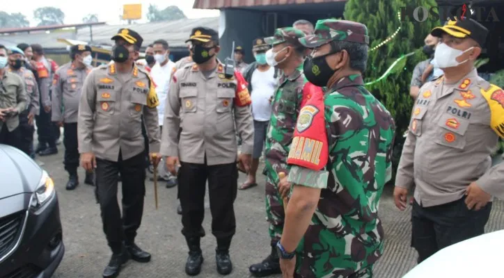 Kapolres Metro Depok, Kombes Imran Edwin Siregar bersama Dandim 0508 Depok, Kolonel Inf Aulia dan Kapolsek Pancoran Mas, Kompol Tri Harijadi memonitor gereja yang mengadakan acara Misa berjalan lancar kondusif. (foto: poskota/angga pahlevi)