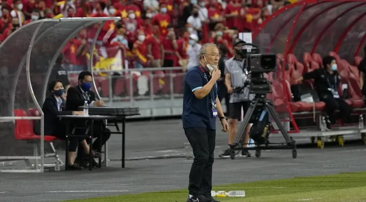 Park Hang-seo, pelatih Vietnam saat mengawasi jalannya pertandingan leg kedua semi final melawan Thailand di National Stadium, Singapura, Minggu (26/12/2021). (foto: affsuzukicup)