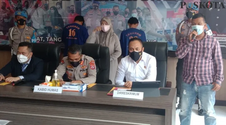 Tersangka SH saat menyampaikan permohonan maaf kepada Gubernur Banten dalam press conference yang digelar Bidhumas Polda Banten, Senin (27/12/2021). (foto: haryono)