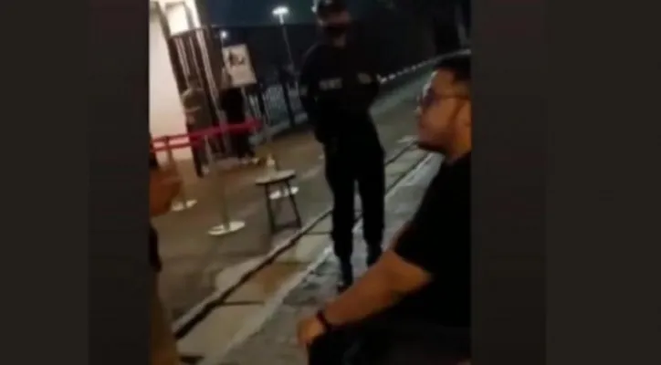  Petugas security GBK saat menghadang penyansang disabilitas yang hendak masuk ke GBK. (Foto: Tangkapan Layar)