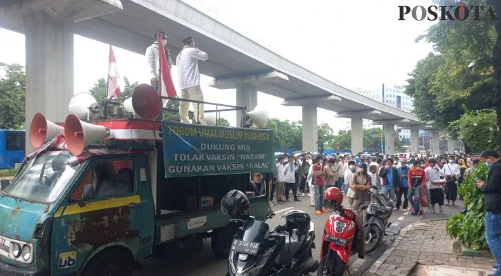 Massa dari FUMI menggeruduk kantor Kementerian Kesehatan (Kemenkes) untuk berdemonstrasi meminta pemerintah memprioritaskan penggunaan vaksin halal. (foto: poskota/novriadji wibowo)