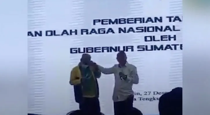 Edi Rahmayadi jewer pelatih Biliar karena tak bertepuk tangan saat sang Gubernur berpidato.(Foto/tangkapanlayar@YouTube)