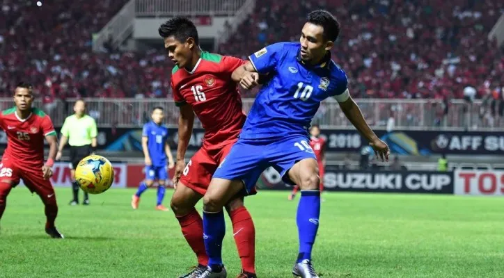 Momen Teerasil Dangda saat diadang pemain Timnas Indonesia pada final Piala AFF 2016 silam. (foto: affsuzukicup)