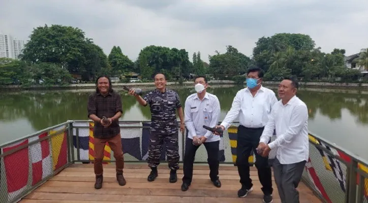 Kepala Dinas Perawatan Personil TNI Angkatan Laut (Watpersal) Laksamana Pertama Taufik Arif (seragam TNI AL) bersama Kadis Poryata dan warga meresmikan Cinere Garden Street Food  Komplek Pangkalan Jati Kota Depok. (foto: Angga) 