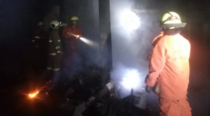 Petugas tengah memadamkan kebakaran yang menghanguskan empat rumah warga di Jalan Gang Swadaya RT01/01 Kelurahan Meruya Selatan, Kembangan, Jakarta Barat. (foto: sudin gulkarmat jakarta barat)