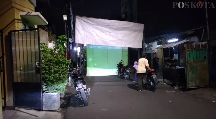 Masyarakat di sekitar Jalan Galur Raya, Johar Baru, Jakarta Pusat menyelenggarakan kegiatan nonton bareng (nobar) laga final leg pertama antara Indonesia melawan Thailand, Rabu (29/12/2021) malam. (foto: poskota/cr10)