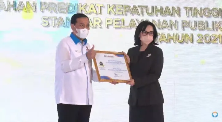 Kemendikbduristek saat meraih peringkat keempat Top 5 Penghargaan Predikat Kepatuhan Tinggi Standar Pelayanan Publik Tahun 2021. (foto: ist)