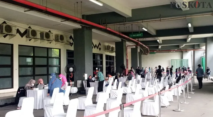 Kegiatan pelaksanaan vaksinasi Covid-19 di stadion Patriot Chandra Baga beberapa waktu lalu. (foto: poskota/ihsan fahmi)