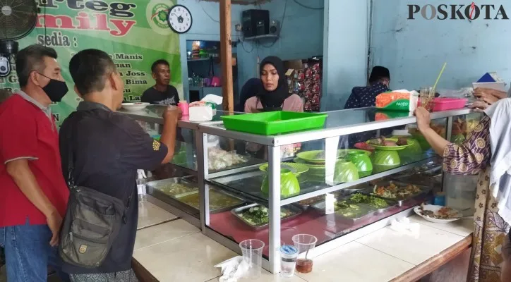 Suasana salah satu Warteg di Matraman, Jakarta Timur. (foto: poskota/cr02) 