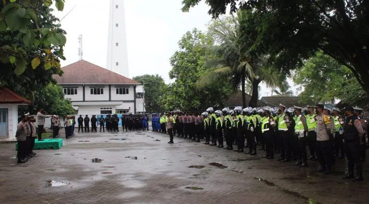 Personel Polda Banten dan jajaran saat menggelar apel pasukan di Mercusuar Cikoneng Anyer. (foto: ist)