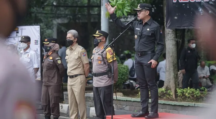 Wali Kota Bogor, Bima Arya saat memberikan imbauan kepada aparat dan jajarannya terkait perayaan malam Tahun Baru. (foto: ist)