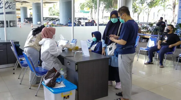 Penumpang Kereta Api Jarak Jauh (KAJJ) saat tengah melakukan Rapid Test (RT)-PVR di Stasiun Pasar Senen, Jakarta Pusat. (Foto/Ist)