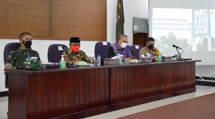 Bupati Tangerang, Ahmed Zaki Iskandar saat memimpin rapat koordinasi dengan pengelola mal dan hotel. (foto: ist)