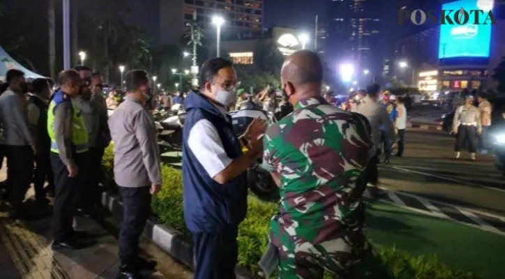 Gubernur DKI Jakarta, Anies Baswedan bersama Kapolda Metro Jaya dan Pangdam Jaya saat meninjau lokasi Crowd Free Night (CFN) di Bundaran HI, Sabtu (1/1/2022). (Foto/Cr 10).